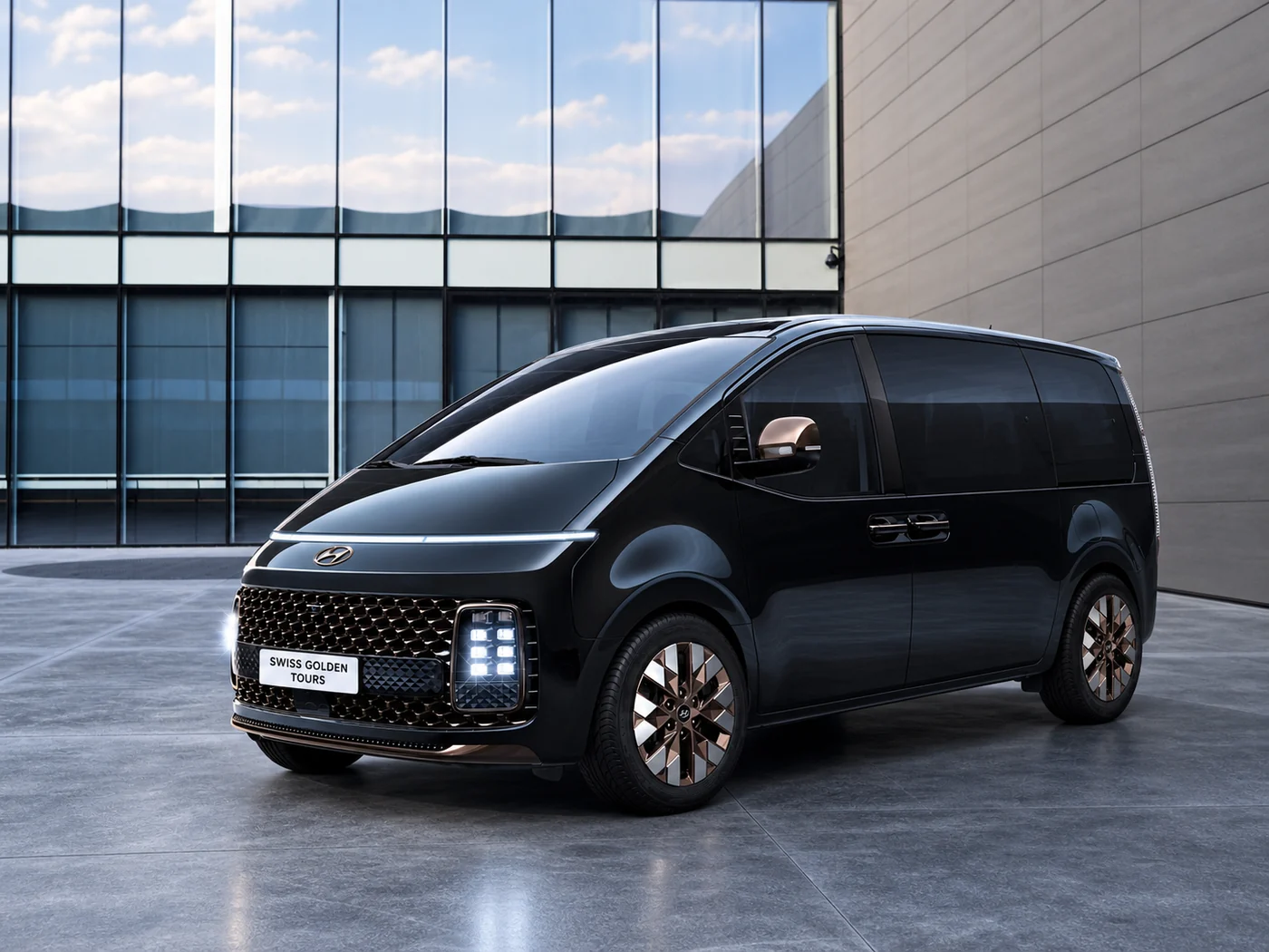 Imagen de referencia de un Hyundai Staria negro, con matrícula Swiss Golden Tours
