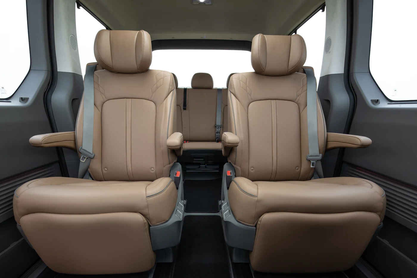 Cabina de pasajeros de un Hyundai Staria con asientos individuales de cuero beige