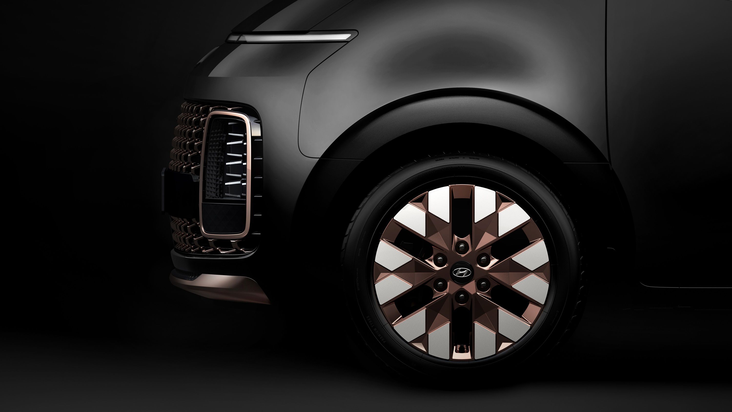 Detalle de rueda y lateral del Hyundai Staria negro